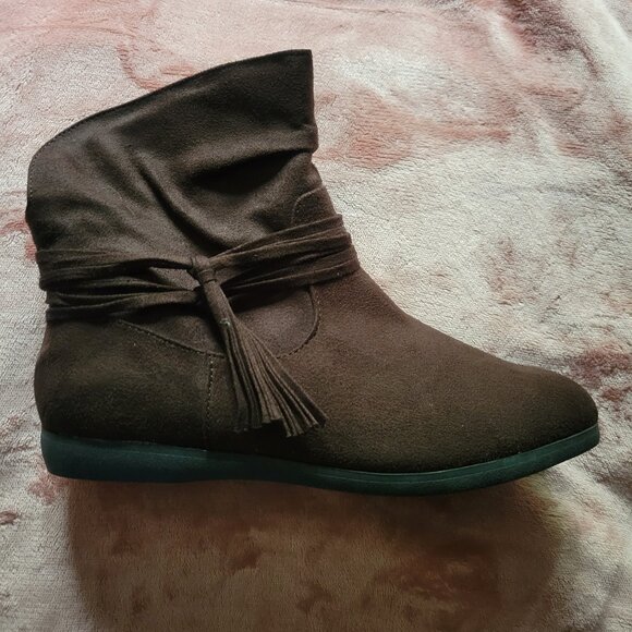 Womens Size 7 SO Brown Slip On Above Ankle Tassel Accent Boots - Picture 2 of 9